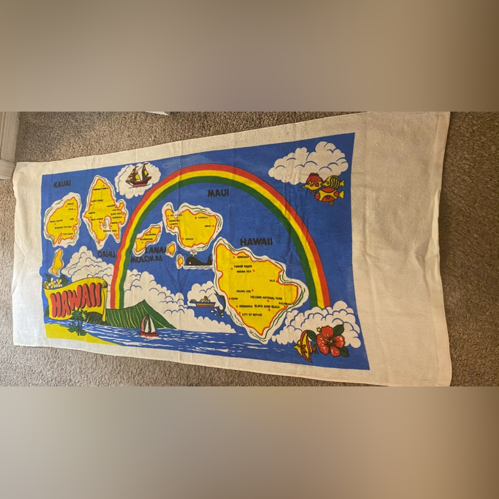 Beach Scene. Vintage Hawaii Beach Towel. Hawaii Map. Islands.
